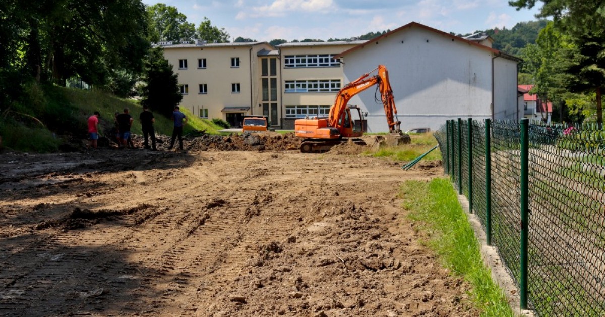 Trwa budowa boiska i placu zabaw przy szkole w Głogoczowie