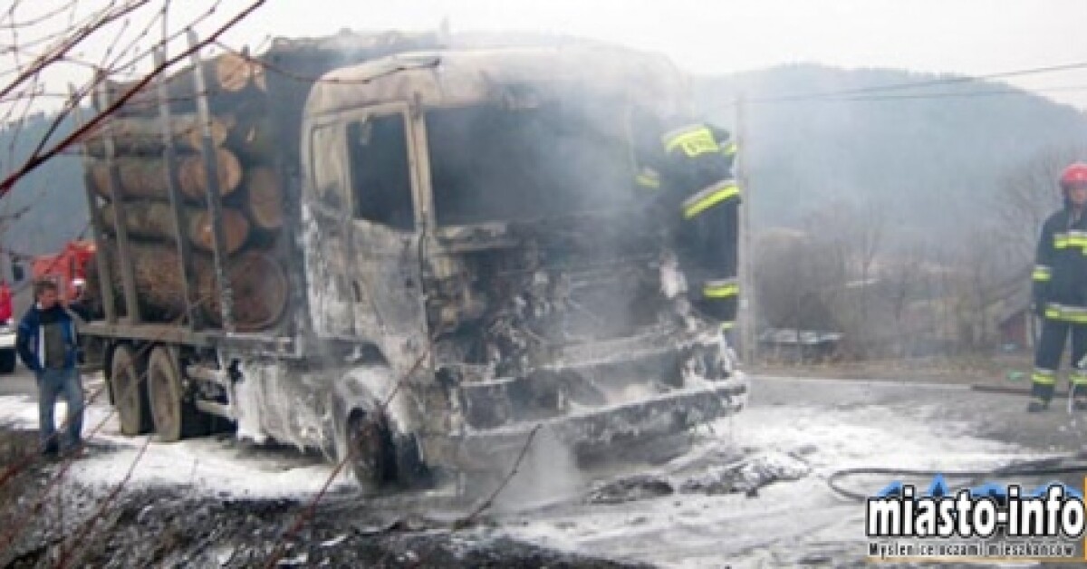 Wierzbanowa: Ciężarówka z drewnem w płomieniach 