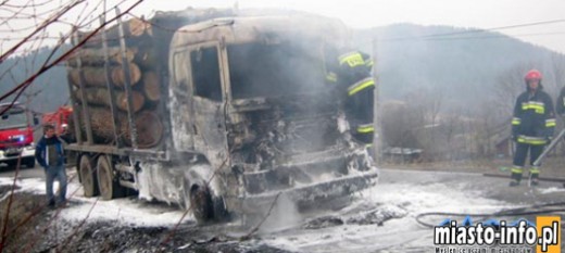Wierzbanowa: Ciężarówka z drewnem w płomieniach 