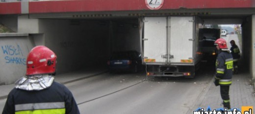 Ul. Kazimierza Wielkiego: Ciężarówka utknęła pod wiaduktem
