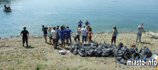 Dobczyce: Sprzątanie brzegów zalewu dobczyckiego 2012 [WIDEO]