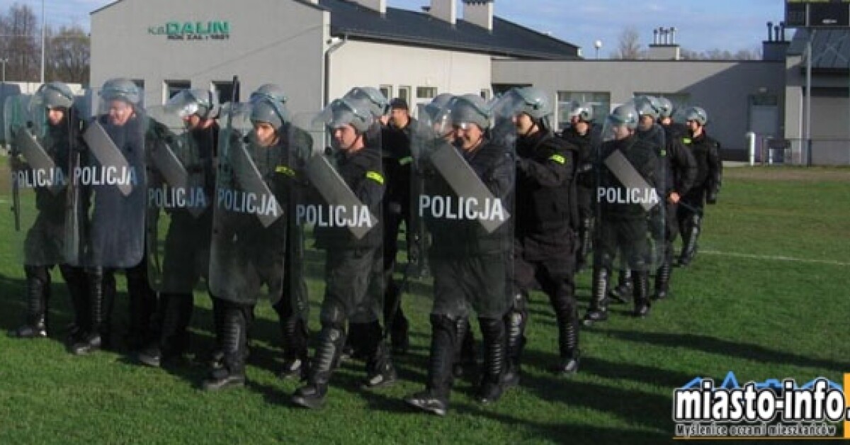 Policjanci kontra kibice na stadionie Dalinu