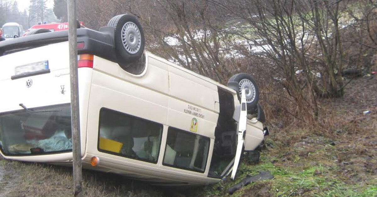 Skomielna Biała: Bus dachował na Zakopiance