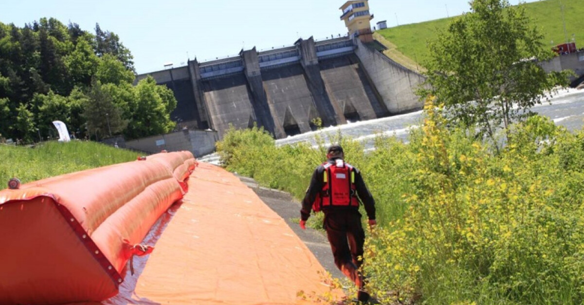 Dobczyce: Spuścili wodę w zaporze, żeby przećwiczyć powódź