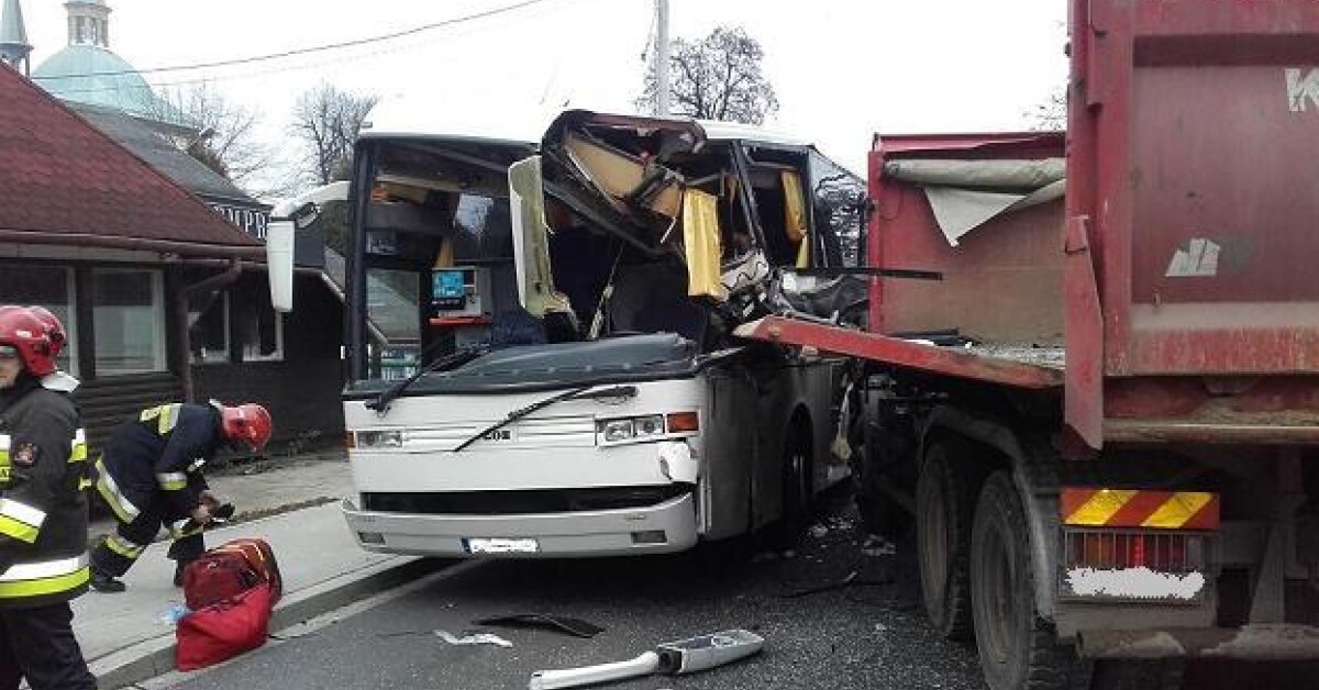 Myślenice: Czołowe zderzenie autobusu z ciężarówką