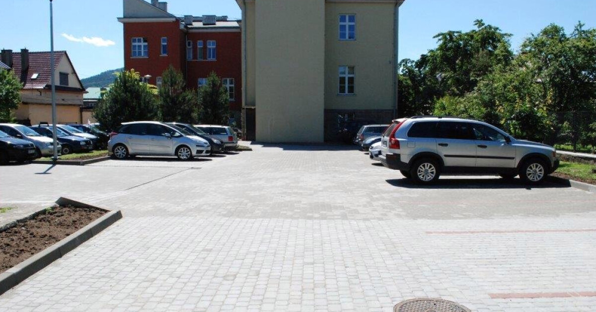 Większy parking przy budynku starostwa