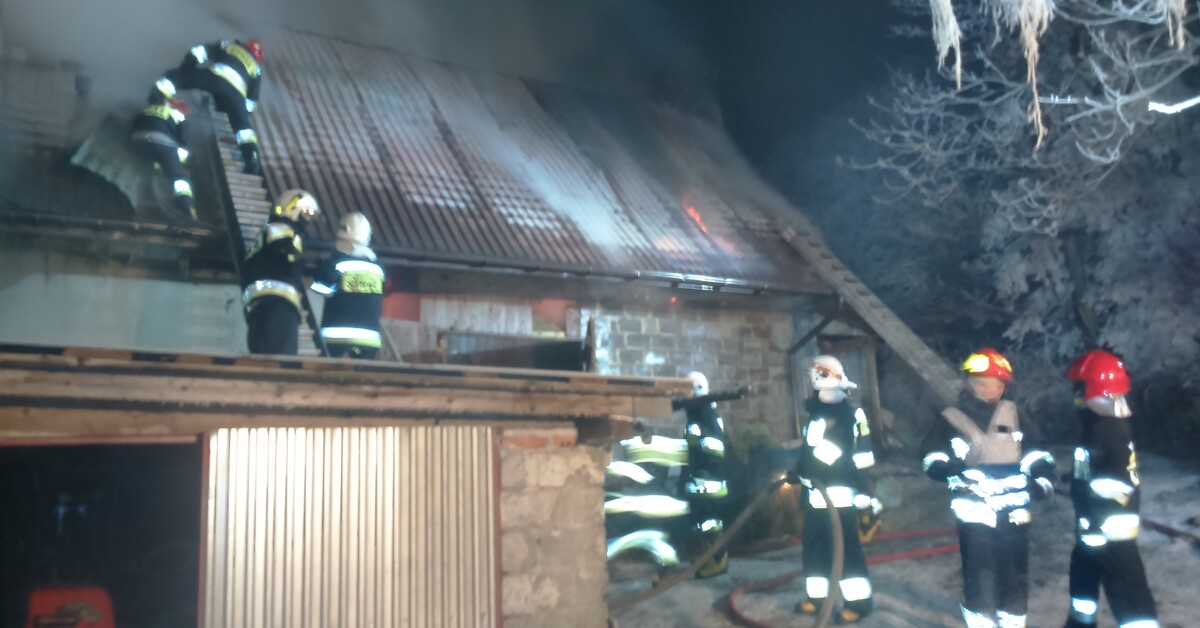 Kobielnik: Walka z ogniem trwała 7 godzin. Stodoła spłonęła, ale udało uratować się dom