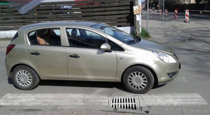 Samochód pozostawiony na pasach na ul. Jagiellońskiej tuż przy komendzie policji, fot. facebook/Mistrzowie parkowania Myślenice