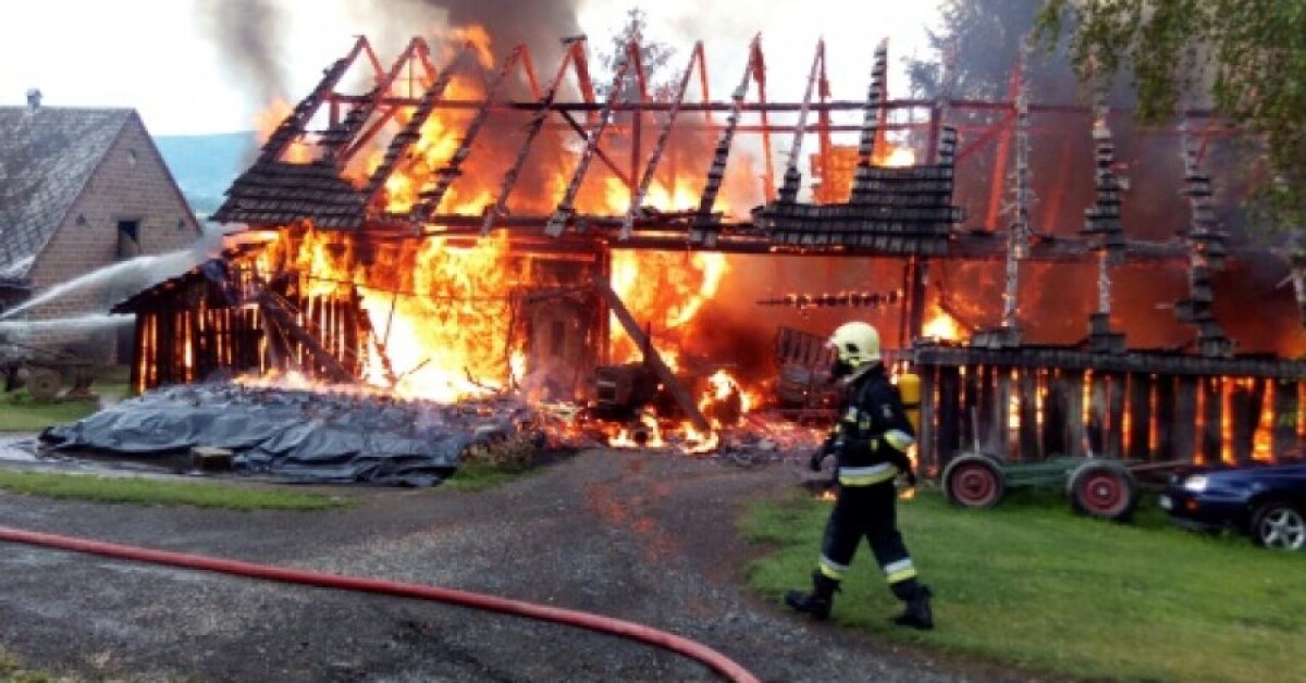 Wierzbanowa: W stodołę uderzył piorun. Spłonąłbudynek dwa samochody i ciągnik