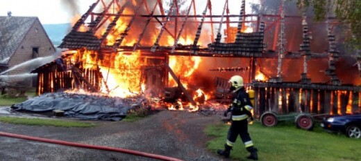 Wierzbanowa: W stodołę uderzył piorun. Spłonąłbudynek dwa samochody i ciągnik