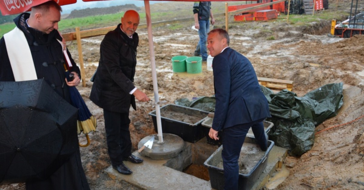 Dziekanowice: Wmurowali kamień węgielny w fundament nowej szkoły 