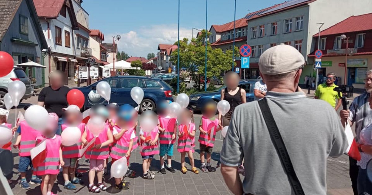 Dzieci na pikniku konstytucyjnym w Dobczycach. "To jest absolutny skandal", kontra "spotkanie apolityczne i edukacyjne"