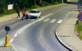 Potrącił kobietę na przejściu dla pieszych. Policja udostępnia film „ku przestrodze”