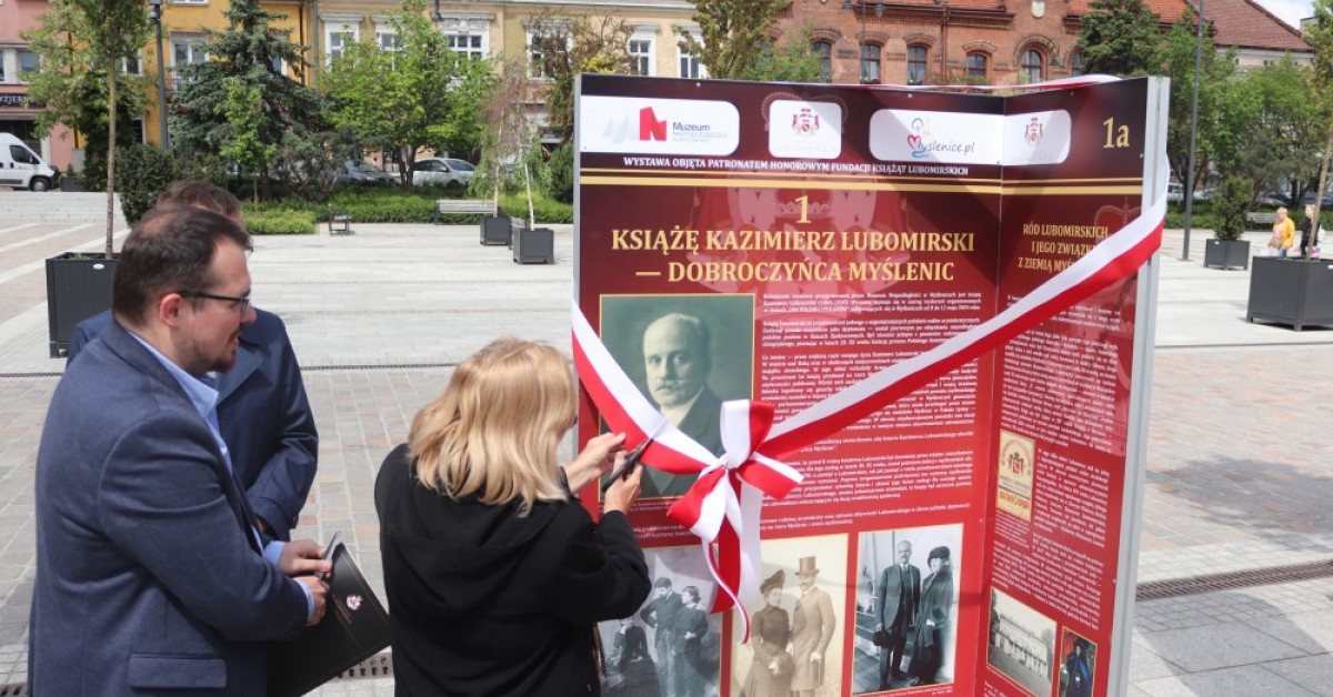 Myślenice. Na Rynku można oglądać wystawę "Książę Kazimierz Lubomirski - dobroczyńca Myślenic"