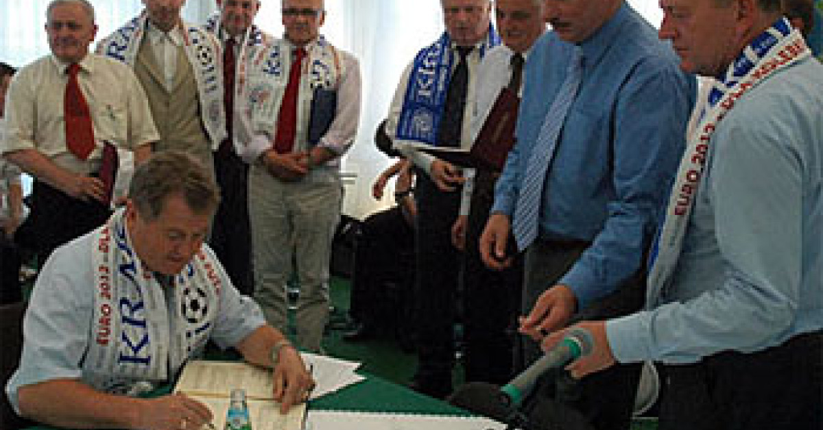 Przywieźli pieniądze na 49 boisk