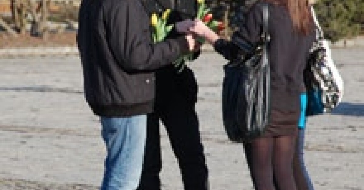 Młodzi Demokraci w Dzień Kobiet rozdawali tulipany 