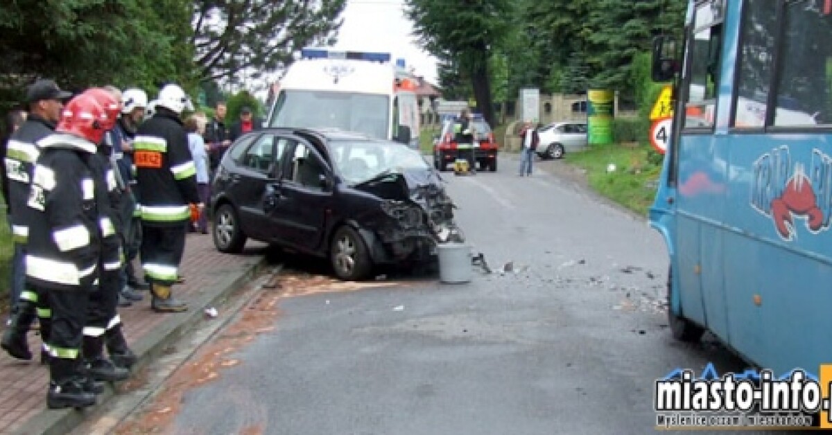 Siepraw: Wjechał w busa, 5 osób rannych