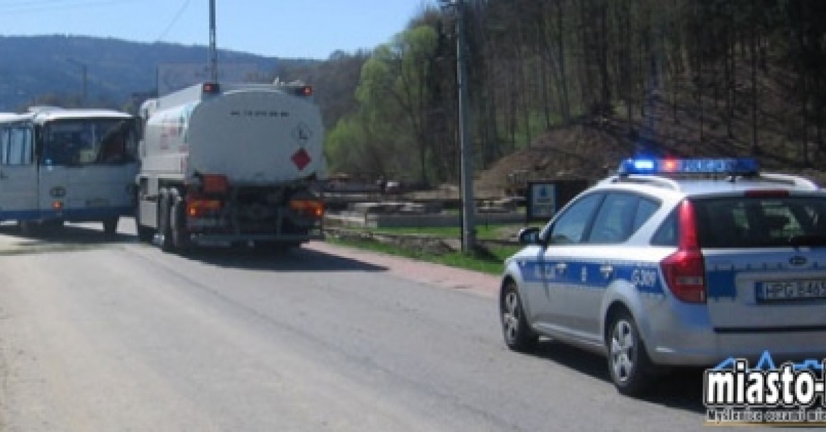 Pcim: Porwany autokar z kibicami zderzył się próbnie z cysterną
