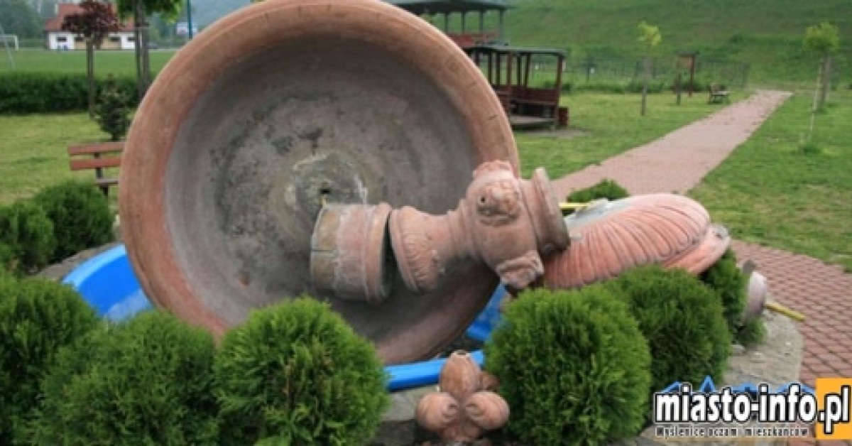 Pcim: Zniszczona fontanna na terenie placu zabaw
