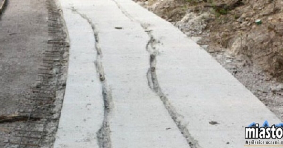 Zarabie: Przejechali rowerem po świeżo wylanym betonie i zostawili podpis