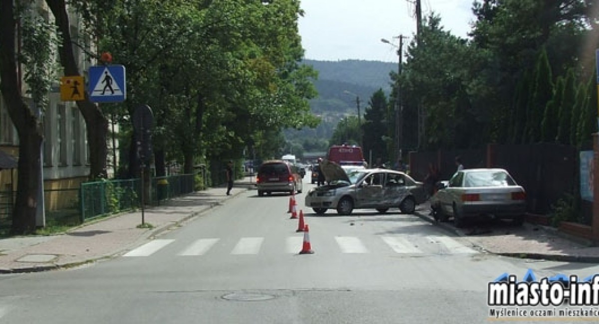 Myślenice: Kierowcy ignorują znak STOP. Dwie stłuczki pod liceum w dwa dni