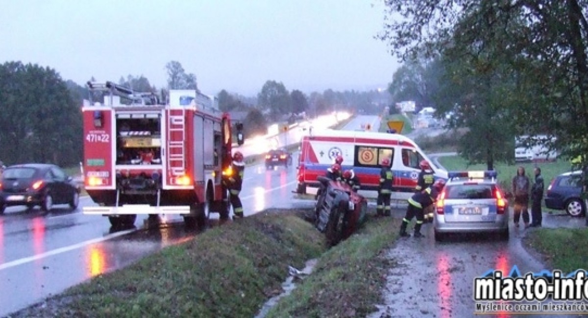 Krzyszkowice: Fiat wpadł do rowu na Zakopiance