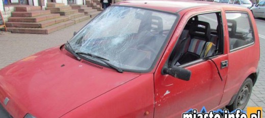 Dobczyce: Obrzucili komisariat policji kamieniami i przewrócili samochód
