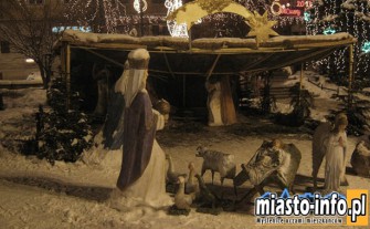Runął dach szopki bożonarodzeniowej na Rynku. Nie wytrzymał naporu śniegu