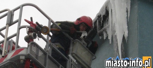 Strażacy przypominają: Właściciele budynku mają obowiązek usuwania sopli i śniegu z dachu