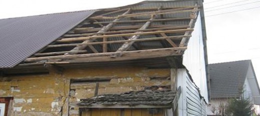 Wichura w powiecie: Połamane drzewa i zerwane dachy