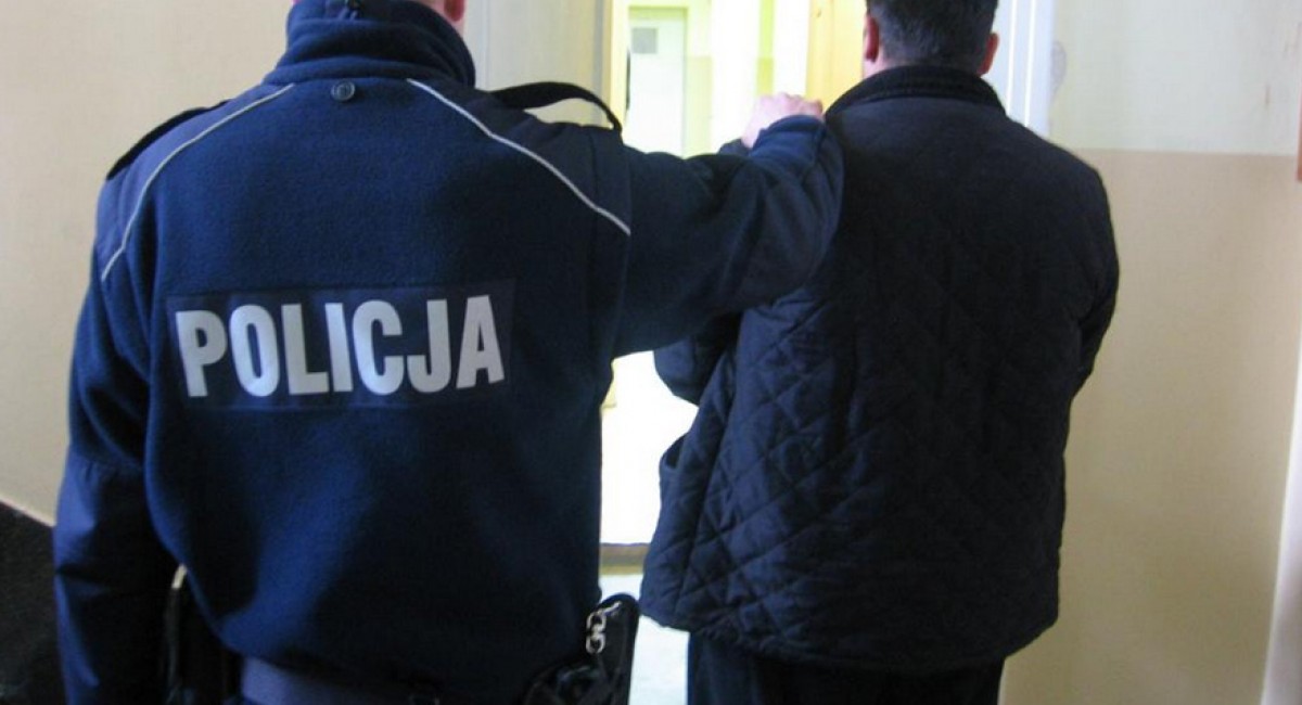 Stróża: Napadli starszą kobietę na przystanku. Ukradli jej 1300 zł