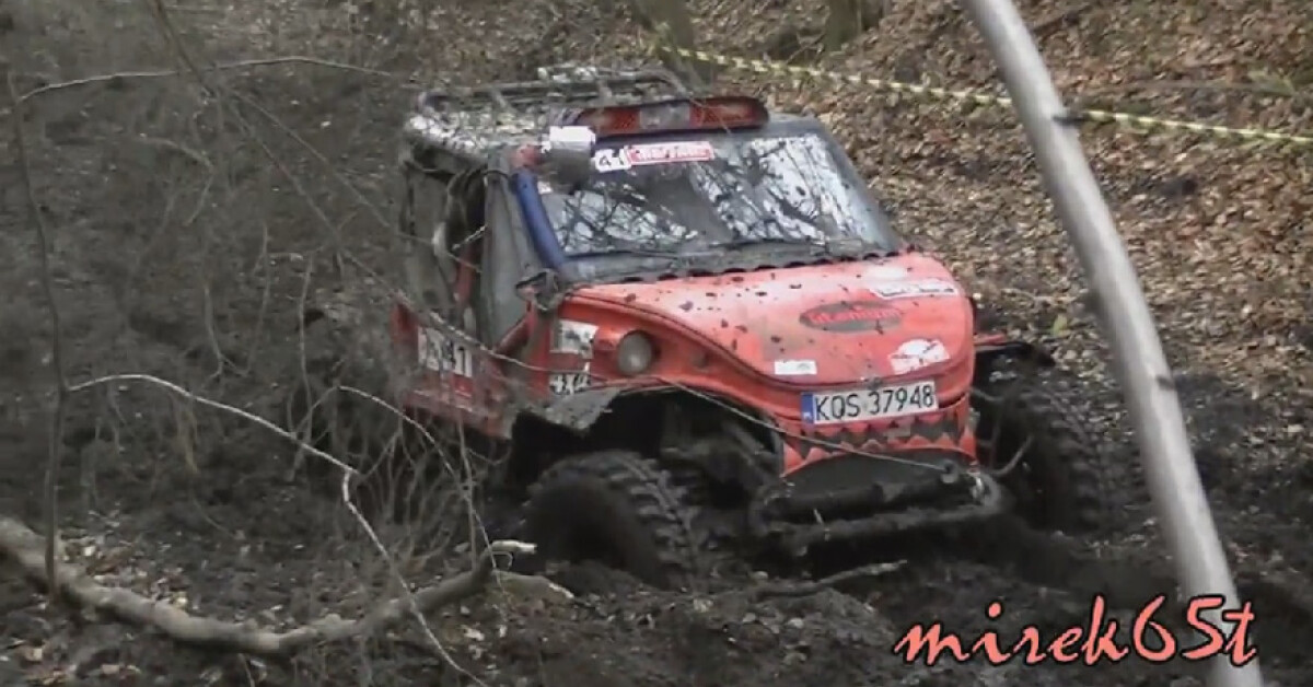 Rajd off road: Przez błoto i las w terenówkach [WIDEO]