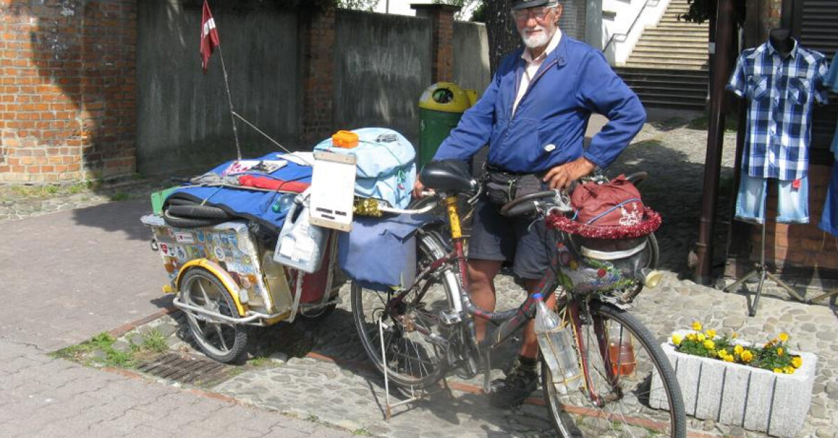 Ma 74 lata. Rowerem jedzie z Łotwy przez Europę. Zatrzymał się w Myślenicach