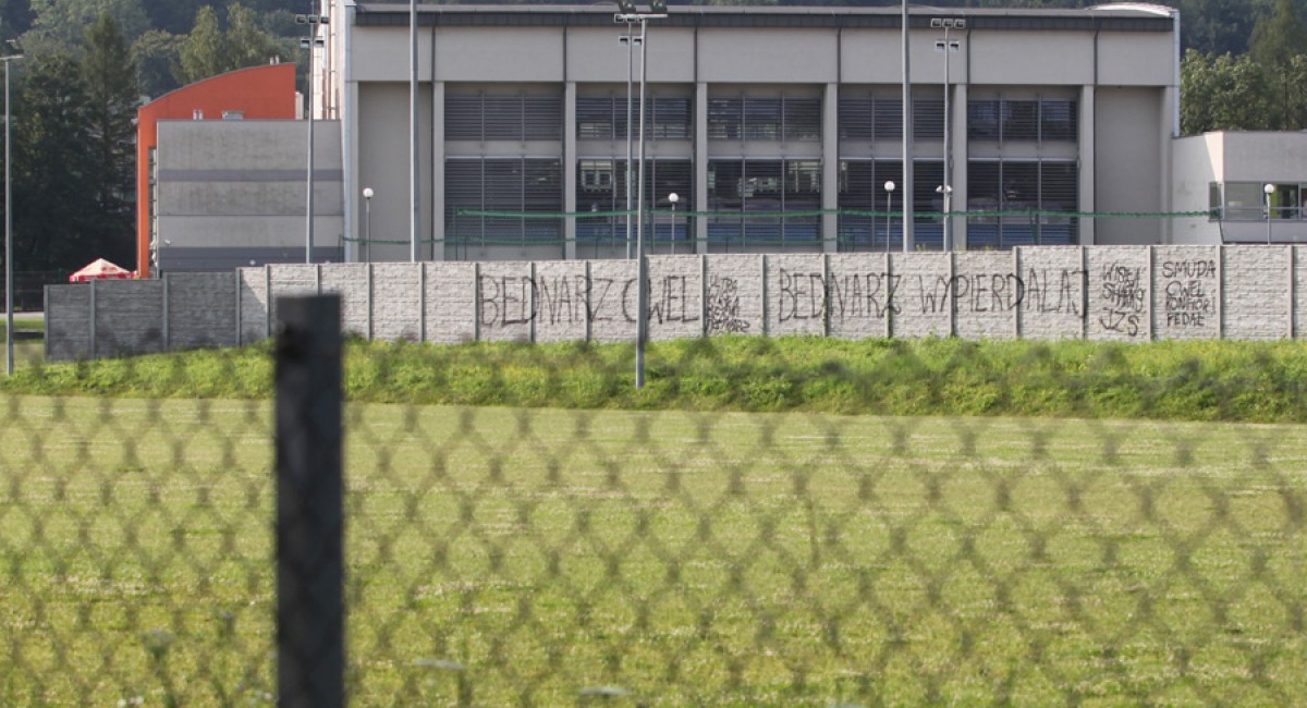 Zarabie: Napisy na ośrodku Wisły "Bednarz wy**". Prezes klubu: Mam to w d***e