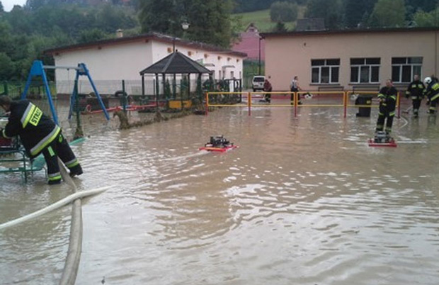Czasław: Tutaj woda zalała przedszkole i szkołę podstawową