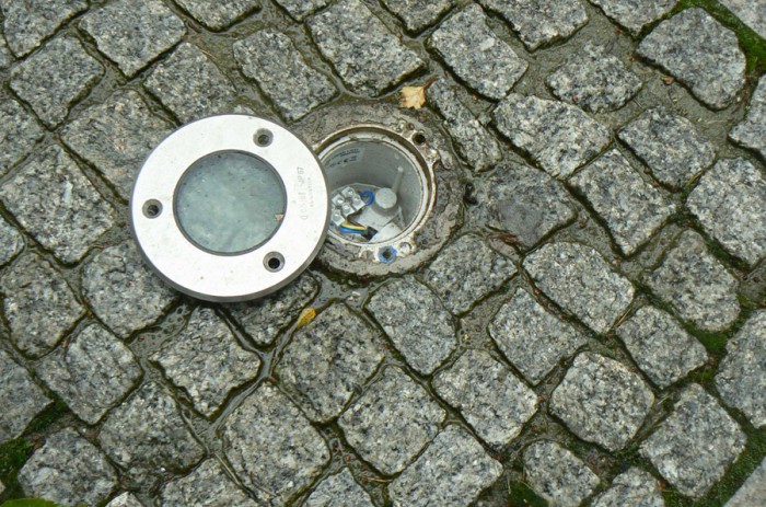 Oprócz lamp w fontannie zniknęło również 12 halogenów zainstalowanych w chodniku