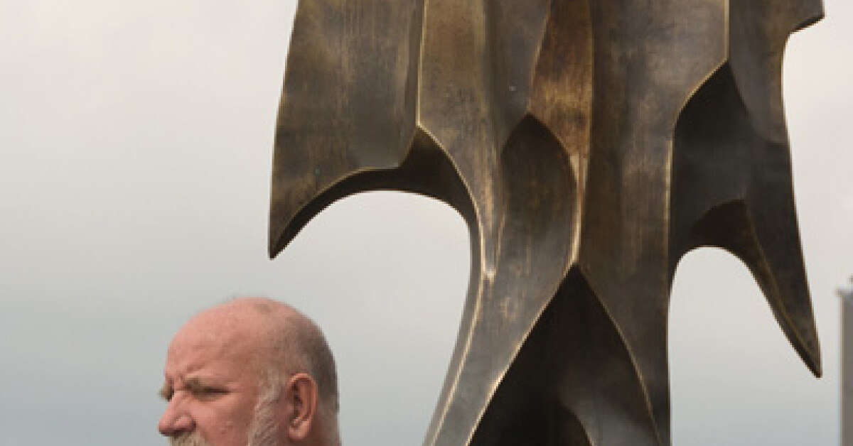 Rzeźba Adama Myjaka stanęła przed centrum handlowym