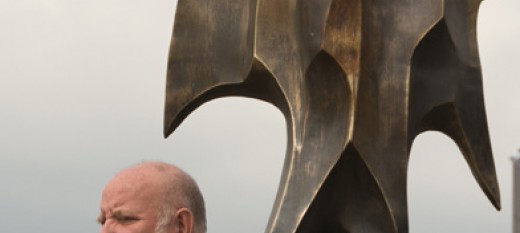Rzeźba Adama Myjaka stanęła przed centrum handlowym