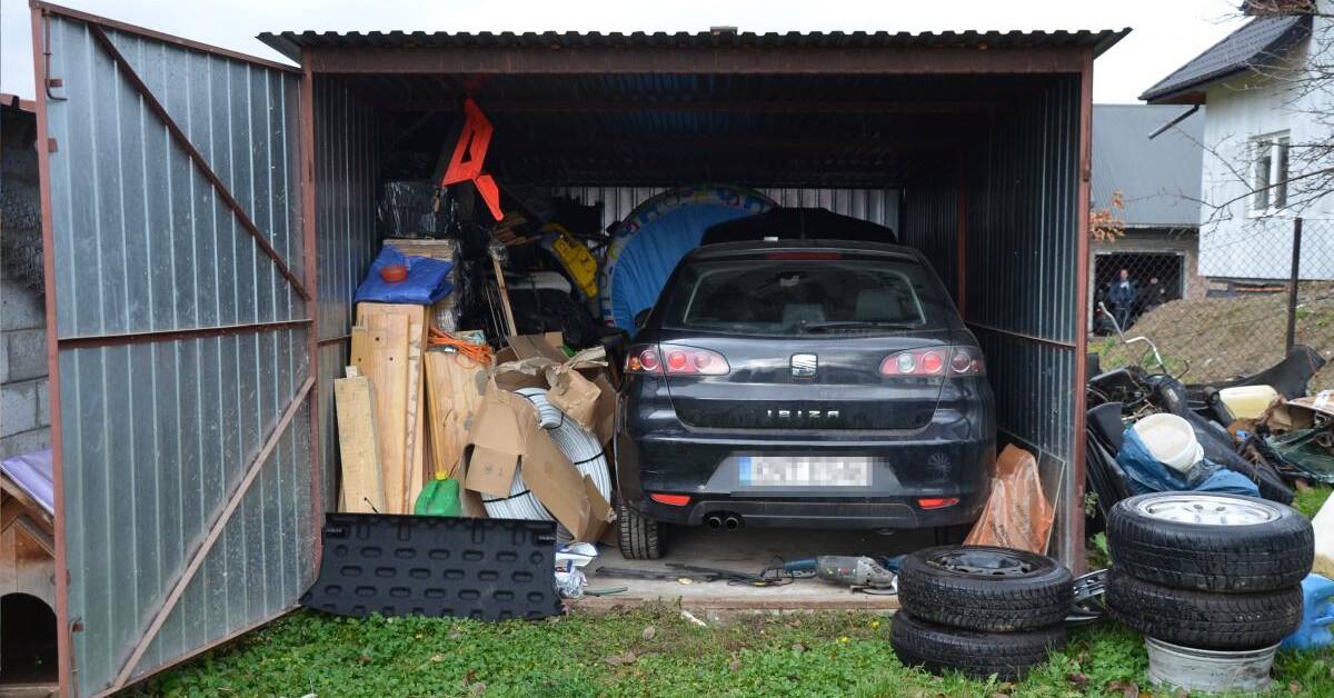 Borzęta: Policjanci odkryli dziuplę z kradzionymi samochodami [WIDEO]