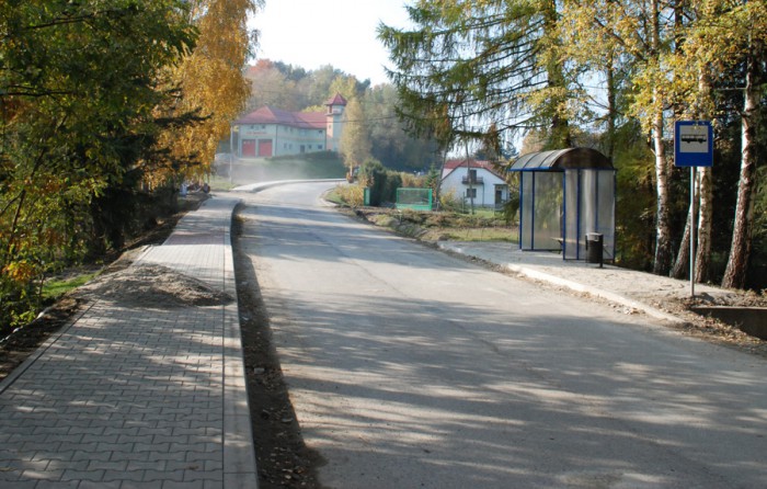Nowy chodnik i nawierzchnia drogi powiatowej w miejscowości Brzezowa