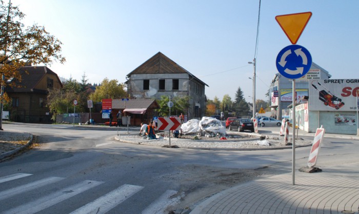  Rondo przy ulicy 3 Maja w Myślenicach w trakcie budowy 