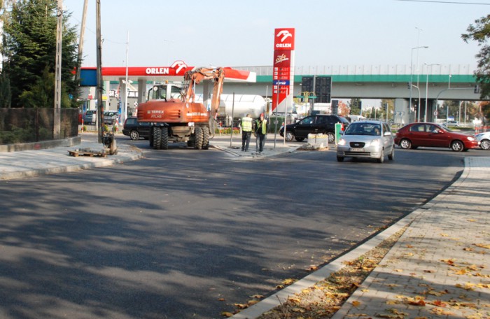 Przebudowane skrzyżowanie ulic Słowackiego ze Słoneczną w Myślenicach – nowy zjazd obok stacji benzynowej