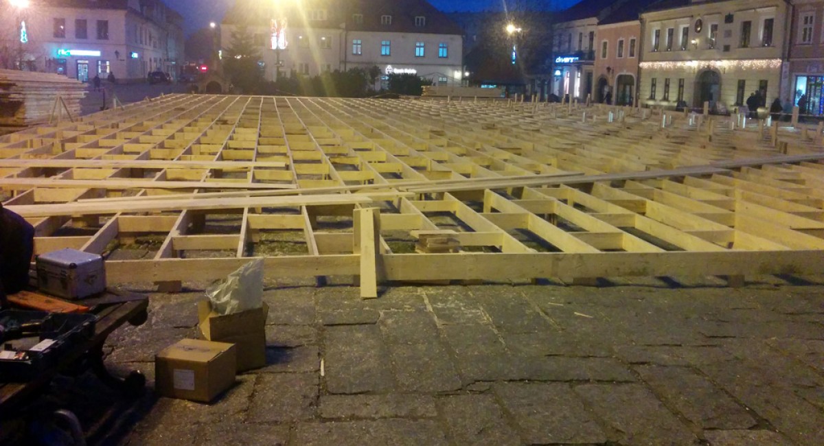 Myślenice: W Rynku powstaje lodowisko