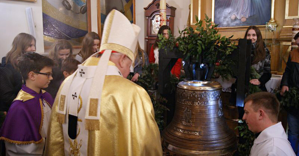  Biertowice: Kardynał Stanisław Dziwisz poświęcił dzwon na 10-lecie parafii 