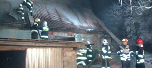 Kobielnik: Walka z ogniem trwała 7 godzin. Stodoła spłonęła, ale udało uratować się dom