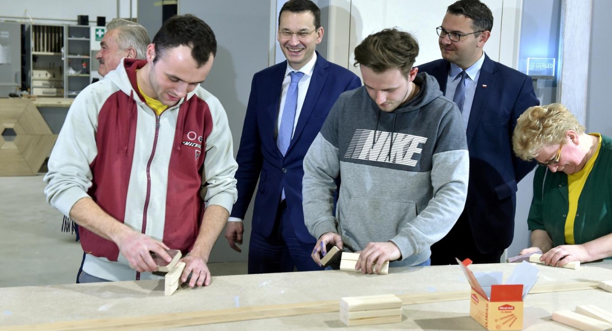 Polanka: Wiceminister Mateusz Morawiecki w fabryce mebli