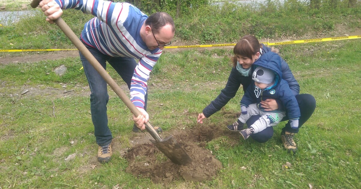 Myślenice: Rodzice razem z dziećmi zasadzili 30 drzew