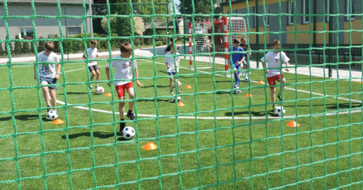 Krzywaczka: Nowe boiska na wakacje i rok szkolny