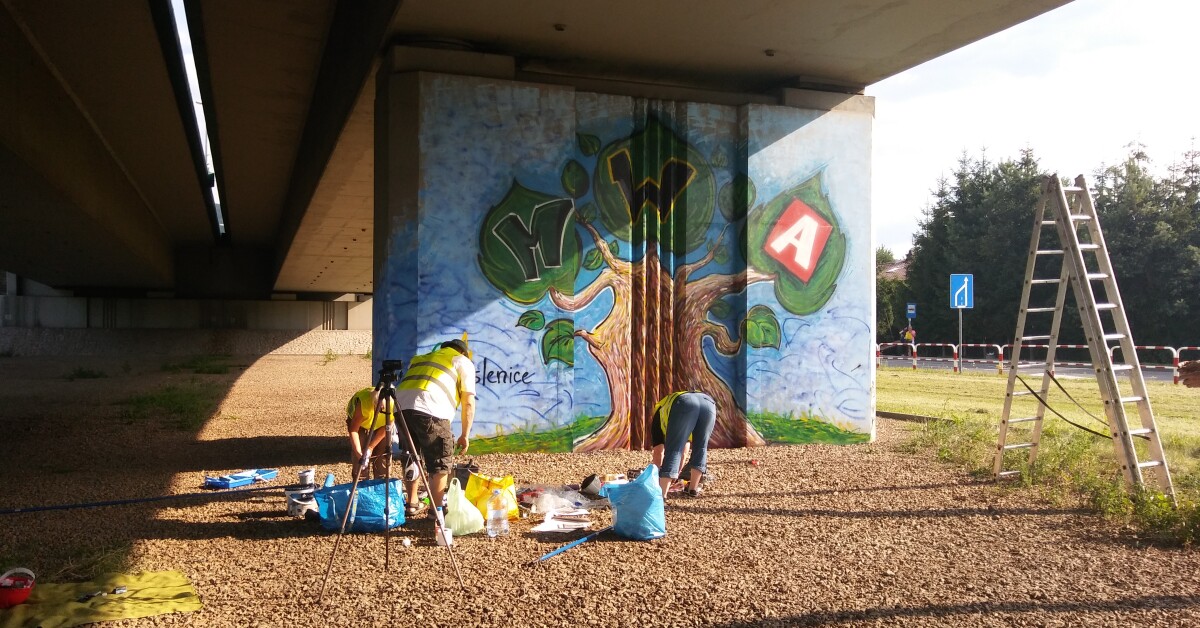 Pod estakadą powstaje graffiti Międzynarodowych Warsztatów Artystycznych