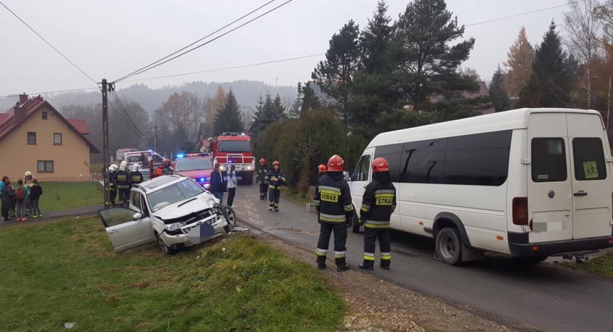 Pcim: Czołowe zderzenia busa z osobówką. W busie były dzieci